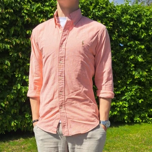 Aprikos Ralph Lauren skjorta - Stl M, Slim fit - Hej säljer en snygg Ralph Lauren skjorta I färgen orange/aprikos. Perfekt till sommaren! 🏖🏝 Skick: 8,5/10 Som ny förutom en liten fläck som man kan se på bild 3. Kan säkert gå bort med någon bra fläckbortagningsmedel. Han på bilden är 170cm. Hör av dig om du har några frågor. Mvh Galgen 🤗