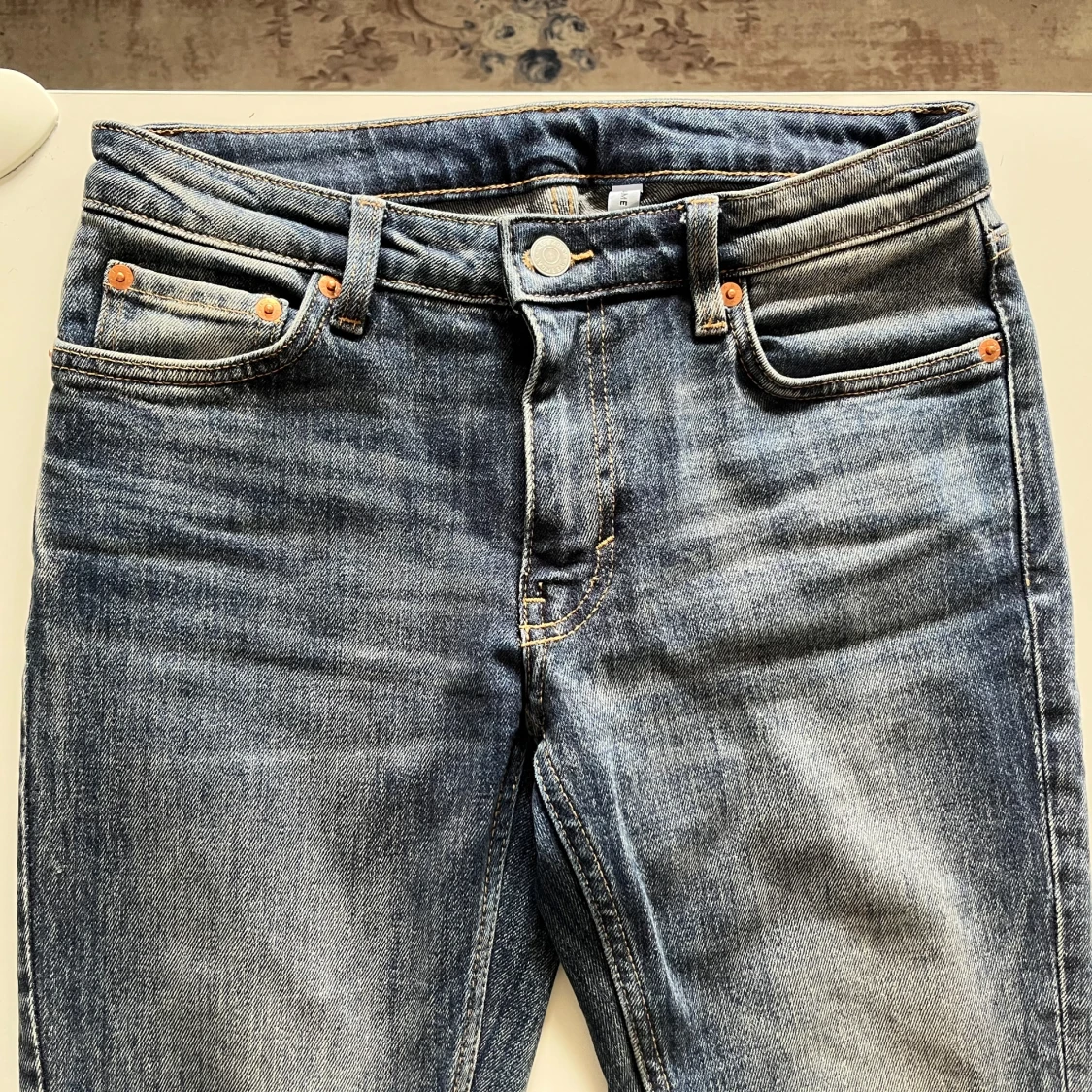 Blå bootcut jeans med slitningar