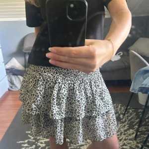 Leopard volangkjol - Jättefin leopardkjol som kan användas till topp också!!