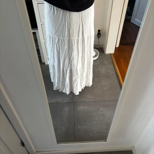 Vit långkjol - Vit långkjol som tyvärr är lite för kort för mig, därav aldrig använd
