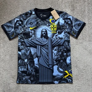 Brasilien fotbollströja  - Unik Brasilien fotbollströja från Nike med stort tryck av Kristusstatyn, brasilianska flaggan och CBF-emblem på bröstet. Tröjan har korta ärmar, svart bas med detaljer i gult och blått samt konstnärligt mönster över hela framsidan. Tillverkad i Dri-FIT material. Helt ny