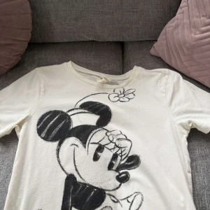 Vit t-shirt med Minnie Mouse-tryck - Vit t-shirt med stort svart tryck av Minnie Mouse på framsidan. 