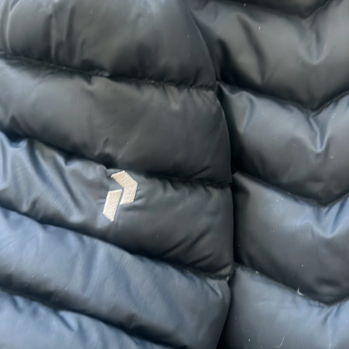 Svart dunjacka med huva från Peak Performance - 3