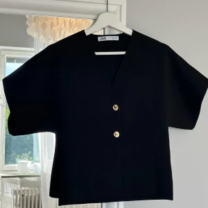 Zara kofta  - Kofta från Zara med guldknappar, väldigt sparsamt använd 🥰🥰