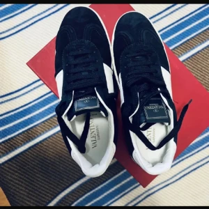 Valentino flycrew  - Säljer ett par feta Valentino flycrew storlek:38 jätte bra skick dem är lite använda. Man får med box+dustbag även allt du ser på 3 bilden. Ställ gärna frågor.