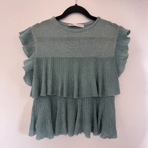 Festtopp zara - Lite finare topp från zara som är lite glittrig❤️Knappt använd säljer då den inte passar mig💕