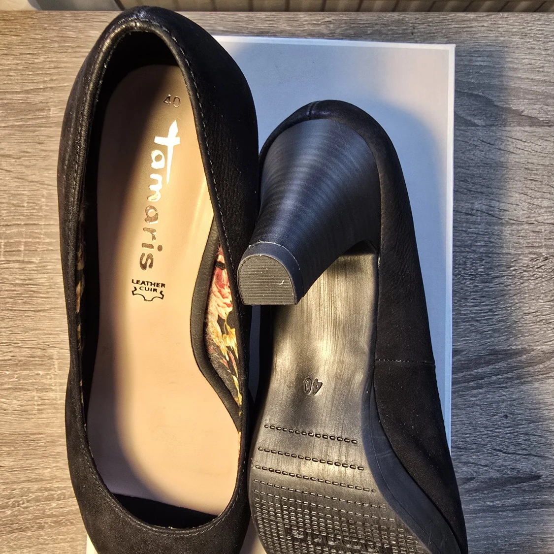 Svarta pumps med blommigt foder från Tamaris - 3