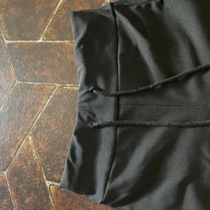 Svarta mjukisbyxor  - Svarta mjukisbyxor med normal passform och långa ben. Byxorna har resår i midjan och snörning framtill för justerbar passform. Perfekta för en avslappnad stil.