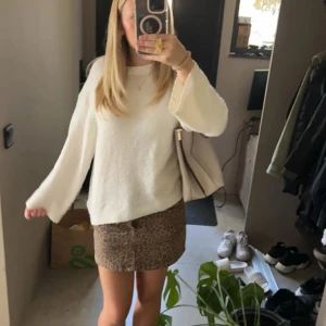 Leopardmönstrad kortkjol från Zara - Säljer en snygg leopardmönstrad kortkjol från Zara. Kjolen har klassisk femficksdesign, knapp och dragkedja framtill. Perfekt för dig som vill sticka ut med ett djurmönster. Styla med en enkel topp eller stickad tröja.