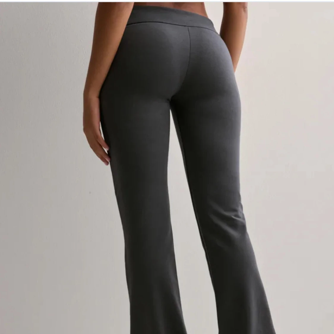 Gråa bootcut kostymbyxor  - 1