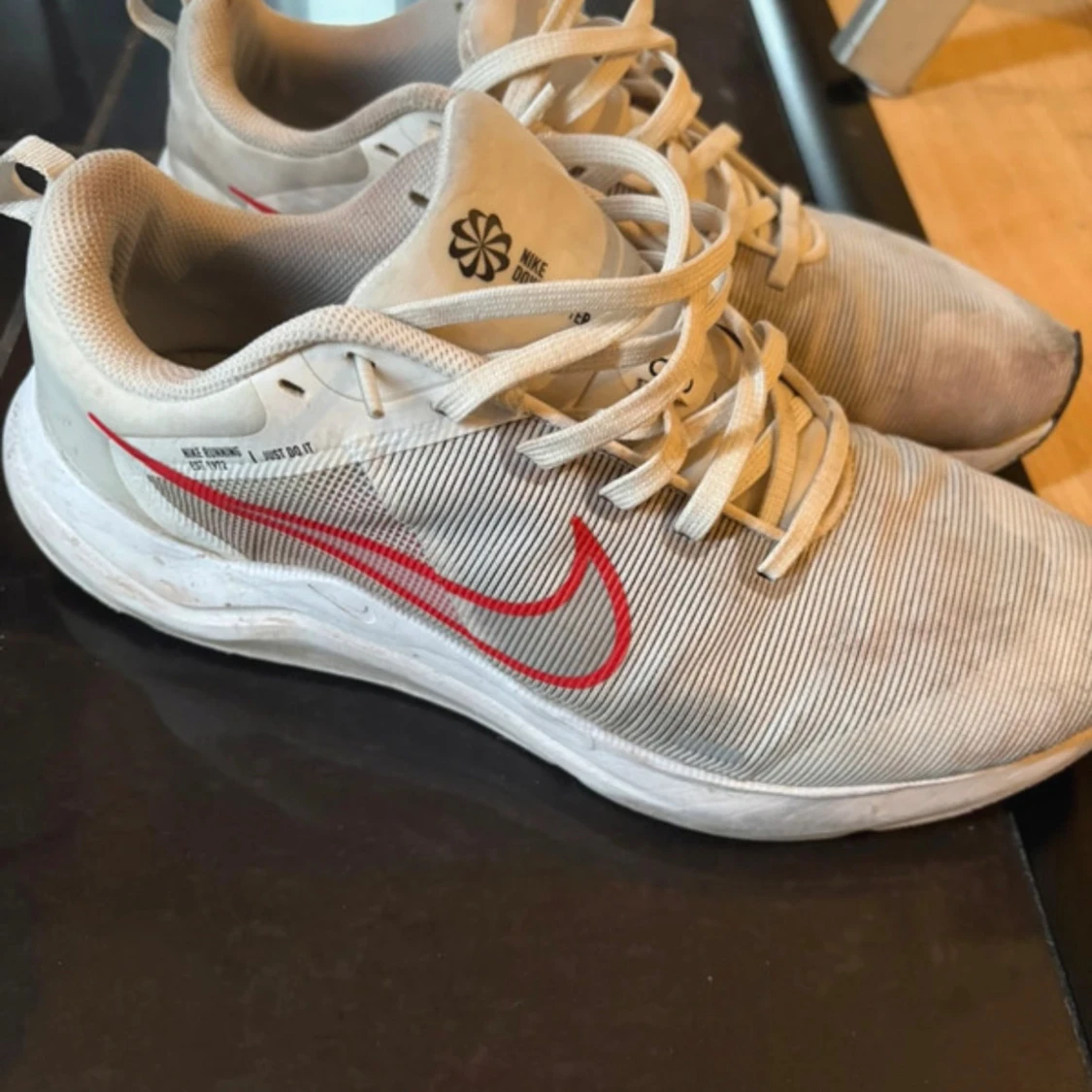 Vita Nike sneakers med röd swoosh - 1