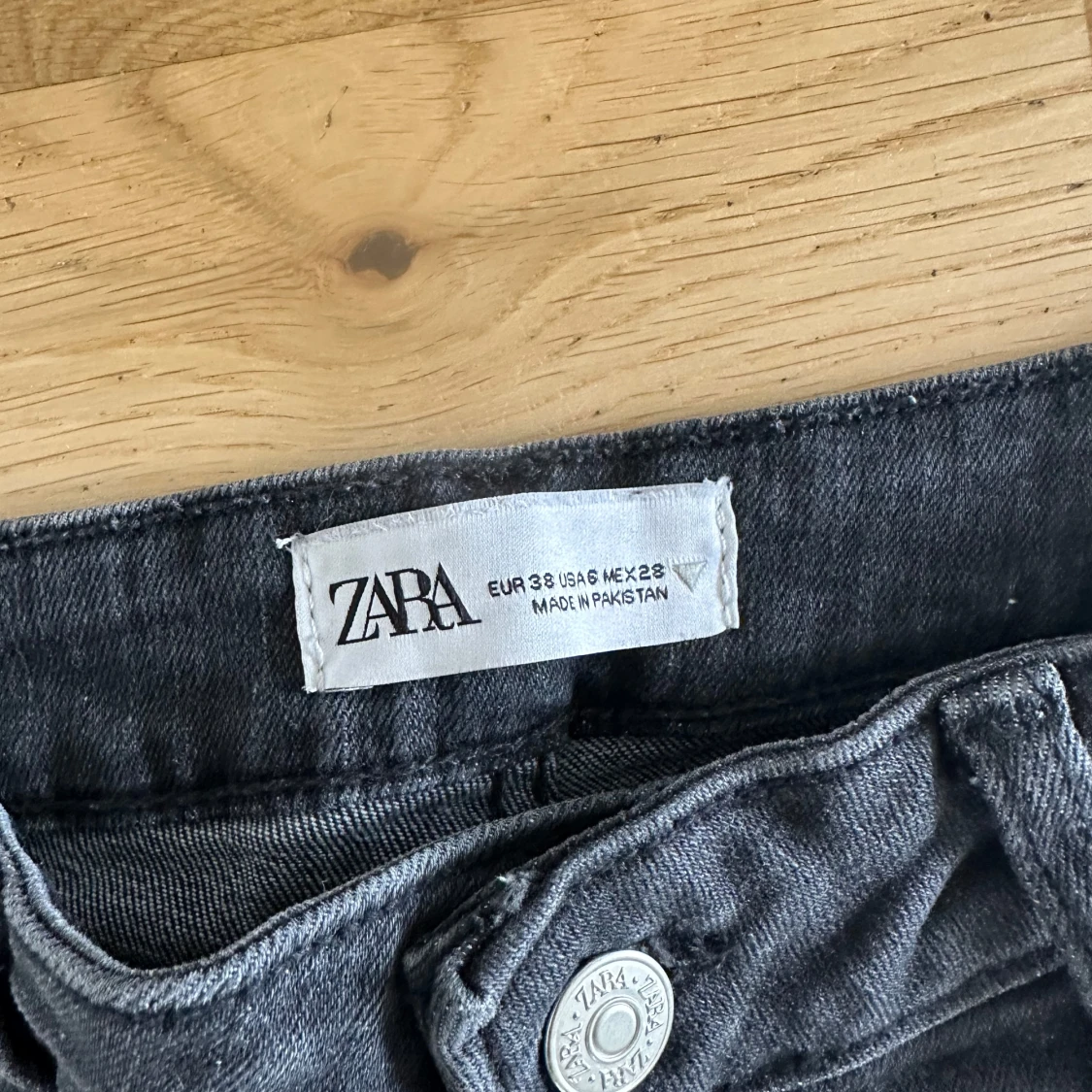 Svarta bootcut jeans från Zara - 2