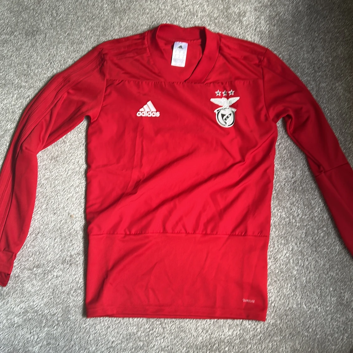 Röd långärmad Benfica träningströja från Adidas