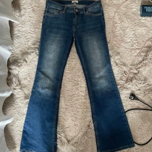 Blå bootcut jeans från ONLY - blå bootcut jeans från ONLY i storlek M/W30. Knappt använda