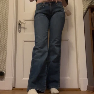 Blå ecko bootcut jeansbyxor 11/29 - Blå jeans från Ecko red (ecköred, eckored, eckö red osv). Lågmidjade och bootcut. Nya med prislapp!  Ungefärliga mått: Midja platt: 40cm Innerben: 80cm Hel längd: 102cm