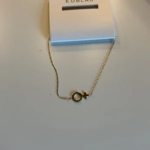 Guldigt armband med kvinnosymbol från Edblad - armband från Edblad med kvinnosymbolen, säljer pga att jag fick dubletter i present💞 det kommer i förpackning och är oanvänt. Nypris:299kr