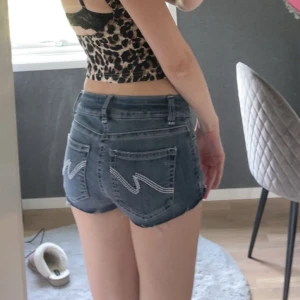 Low waist jeansshorts från Nelly - Säljer pågrund av att det inte riktigt är min stil. Bara använd någon gång. Storlek 32