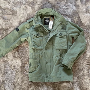 HELT NY FIELD JACKET FRÅN SUPERDRY - Säljer nu en sprillans ny, sjuuukt fet field jacket från superdry!🌟Jackan är stor i storleken och passar dig mellan 175-180, även fast den är xs. Hör av dig om du har någon fråga!🤝✅