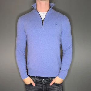 Ralph lauren tröja - Hej säljer nu min fina Ralph lauren halfzip i storlek S. Den är helt ny och kommer vara otroligt snygg i sommar. Nypris cirka 2500kr! Vi kommer att sälja liknande produkter nu i sommar så glöm inte följa profilen!🌊🍾