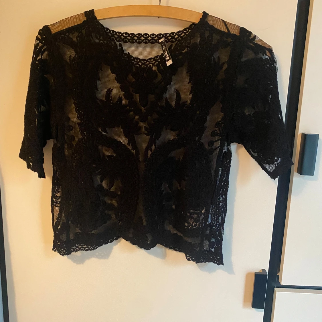 Svart spetsblus från Gina Tricot