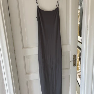 Långklänning - Super fin mörkgrå långklänning från BikBok i storlek S, säljer för ej kommer till användning, använd få tal gånger därav mycket bra skick🩷