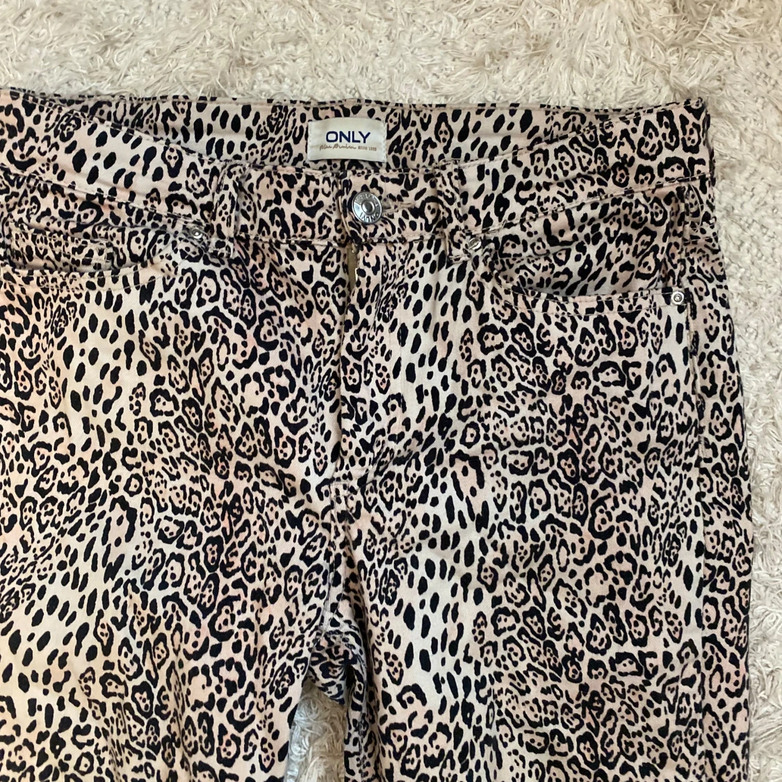 Leopardmönstrade byxor från ONLY - 1