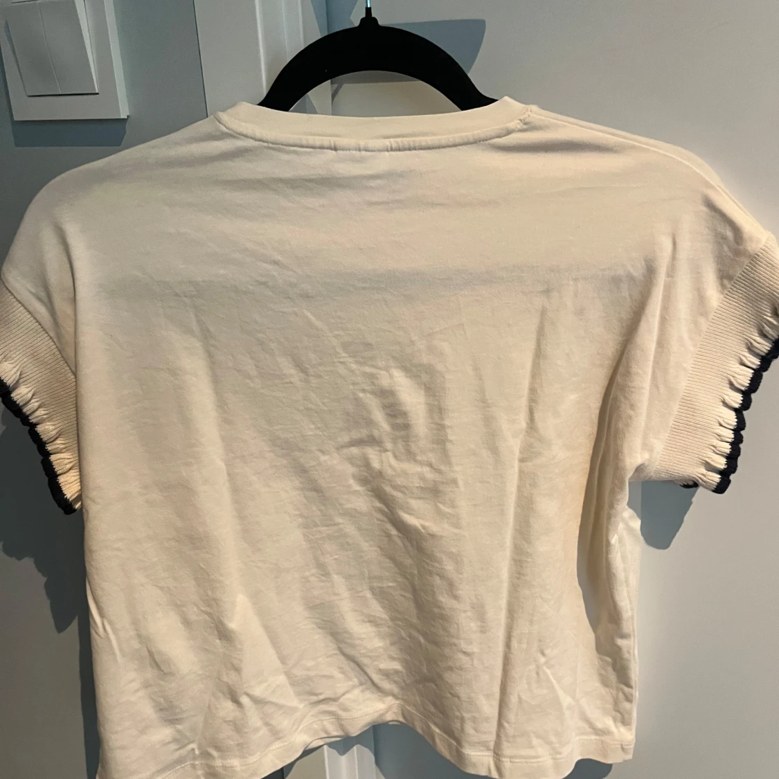 Vit t-shirt med volangärm  - 3