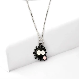 Susuwatari Halsband Studio Ghibli Halsband - Så gulligt halsband med en soot sprite (sotande) som är känd från Ghibli-filmerna. Berlocken är fäst vid en kedja i silver imitation som är justerbar 40-45 cm. Berlocken är ca 1 x 1 cm. Perfekt för den som älskar Studio Ghibli