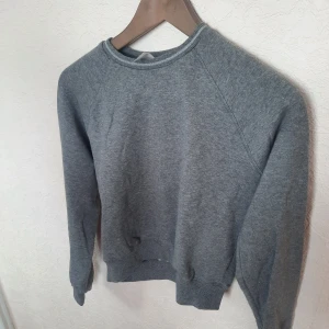 Grå sweatshirt från Decathlon med tryck - Glittrig träningshoodie, köpt på dans och gymanstikavdelningen. Den är nog inte riktigt för 14 år, passar även lite yngre barn eftersom den är croppad. Skulle säga 12-13. Nypris ca 25 euro