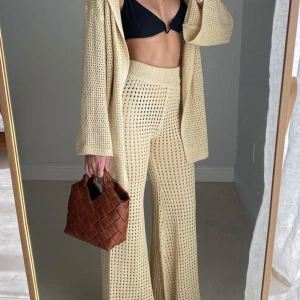 Virkat set från Elan strl Small, nytt med lappar! - Vackert strandat from Miami märket Elan. Nytt med lappar strl small. Nypris 1600kr. Väldigt snyggt! Dyrt in inköp men accepterar respektfulla bud!