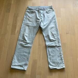 Ljusblå raka jeans - Säljer ett par ljusblå jeans med rak passform och klassisk femficksdesign. Jeansen har normal midja och är tillverkade i denim. Modellen är från Weekday och heter Space. En mycket populär byxa som knappt är använd. Nypriset är runt 600-800