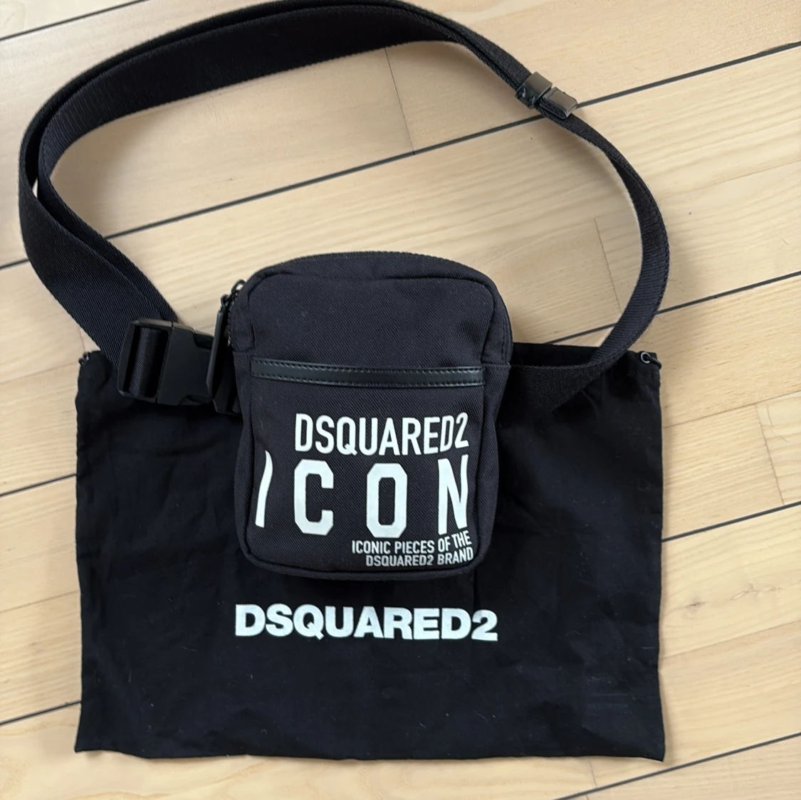 Svart axelväska från DSQUARED2