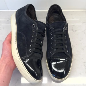 Lanvin skor - Lanvin DBB1 skor i toppskick | UK 10 vilket motsvarar 44 | Fråga om innermått vid osäkerhet | Färgen är mörkblå | Ingår: Endast skorna | Hör av dig vid frågor eller funderingar!