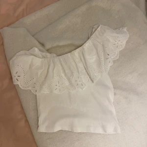Vit topp med volang från Zara - Säljer denna somriga toppen från Zara. Plagget är i fint skick i storlek 152.💕