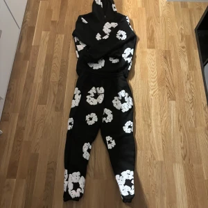Denim Tears set - Säljer ett set från Denim Tears. Aldrig använt, skriv vid frågor. 499kr styck men för båda 850kr.