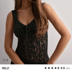 Svart spetslinne  - Säljer ett svart, ärmlöst linne i spets från Nelly. Toppen har v-ringning och knyt framtill. Toppen är aldrig använd och är i storlek S. Nypris 299kr