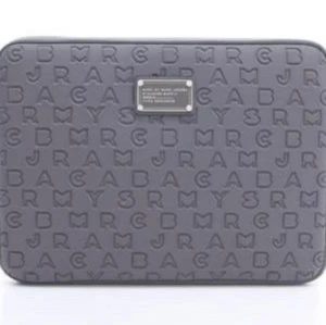 Datorfodral från Marc by Marc Jacobs - Grå datorfodral från Marc by Marc Jacobs. Skit snyggt nu till våren🤩💓 Täcken på användning men fortfarande fin! Några defekter, men dragkedjan funkar perfekt! Måtten 35x25 (chromebook skoldator).       Pris kan diskuteras!!!