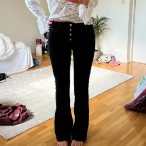 Svarta bootcut jeans med knappar - Säljer ett par snygga bootcut jeans💕💕