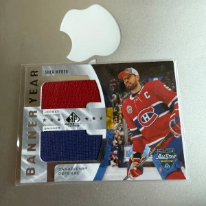 Banner Year - Shea Weber - Unik samlarkort från SP Game Used-serien med Shea Weber, kapten för Montreal Canadiens. Kortet innehåller äkta tygbitar från tröja och banner, perfekt för hockeyfans och samlare. Limited edition från NHL All-Star Game. Skicka 10/10.  Finns ute på fler sidor