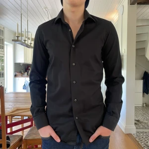 Italiensk skjorta - Sjukt snygg skjorta köpt i Milano. Knappt använd unga skador eller defekter. 9/10 skick. Skrykfri och sjuk exklusiv. Pris kan diskuteras 