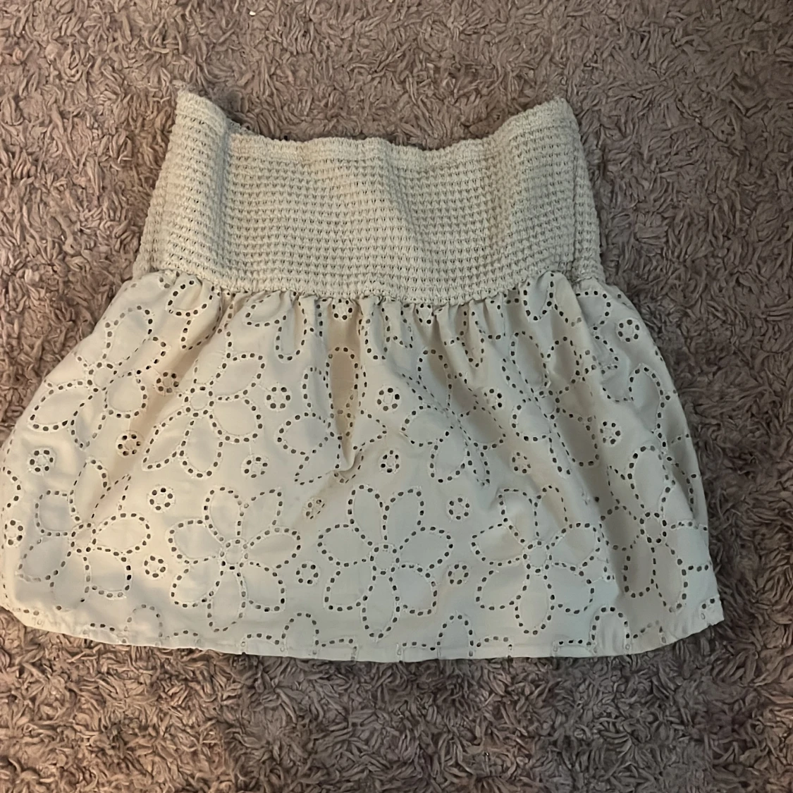 Vit kortkjol med broderade blommor och virkad midja - 2