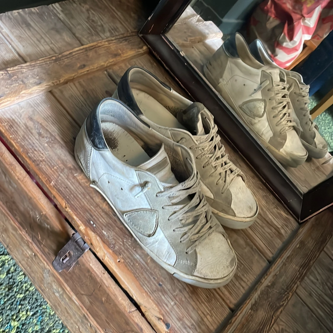 Vita sneakers med svarta detaljer