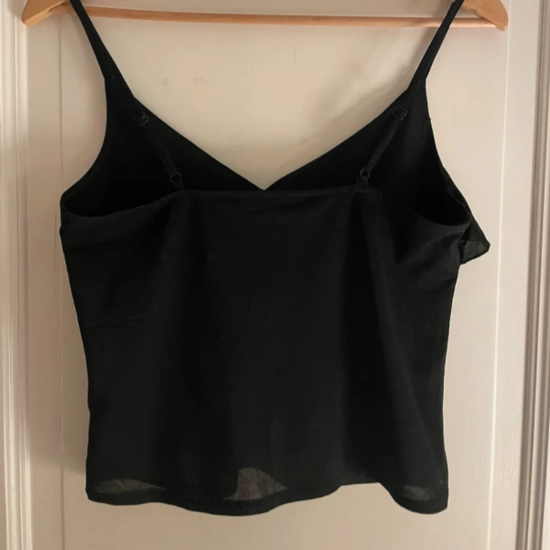 Svart linnetopp med volang - 2