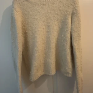 Vit fluffig stickad tröja - Jättefin stickad tröja från vero Moda PS den är nopprig (se bild 2) ❣️❣️