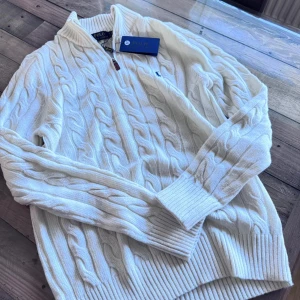 Ny Vit kabelstickad Polo Ralph Lauren Quarter Zip - Säljer en vit kabelstickad tröja från Polo Ralph Lauren som är gelt NY. Finns M och S. Kab diskutera priset.