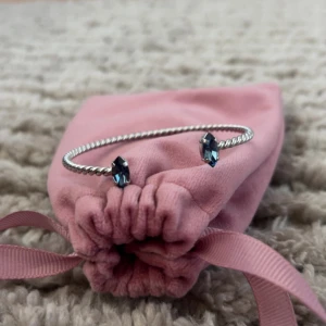 Caroline Swedbom armband silver - Säljer min armband från Caroline Swedbom då jag byt till guld. jätte fick skick och bara använd få tal gånger! 🫰🏻🌸