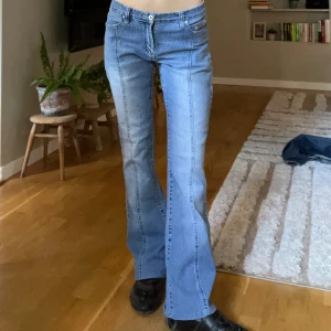 Lågmidjade bootcut jeans - Snygga lågmidjade bootcut jeans🌺 Innerbenslängd: 75cm, midjemått tvärs över: 39cm