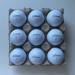 Titleist trufeel golfbollar (9-pack) - Ett 9-pack med Titleist golfbollar. Säljes billigt. Nypris ca 200kr (9-pack) A-skick.