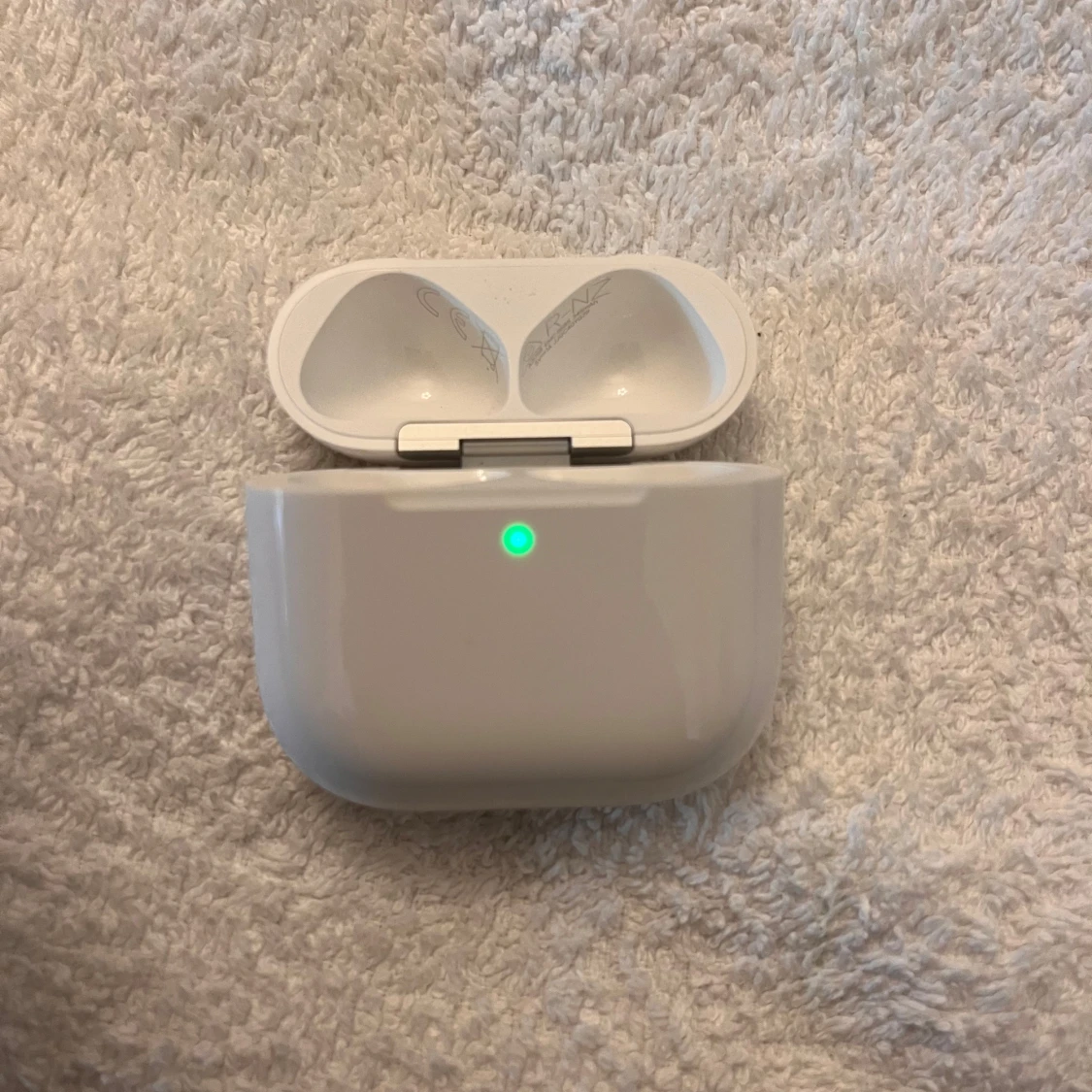 Vit laddningsetui till trådlösa hörlurar - 2