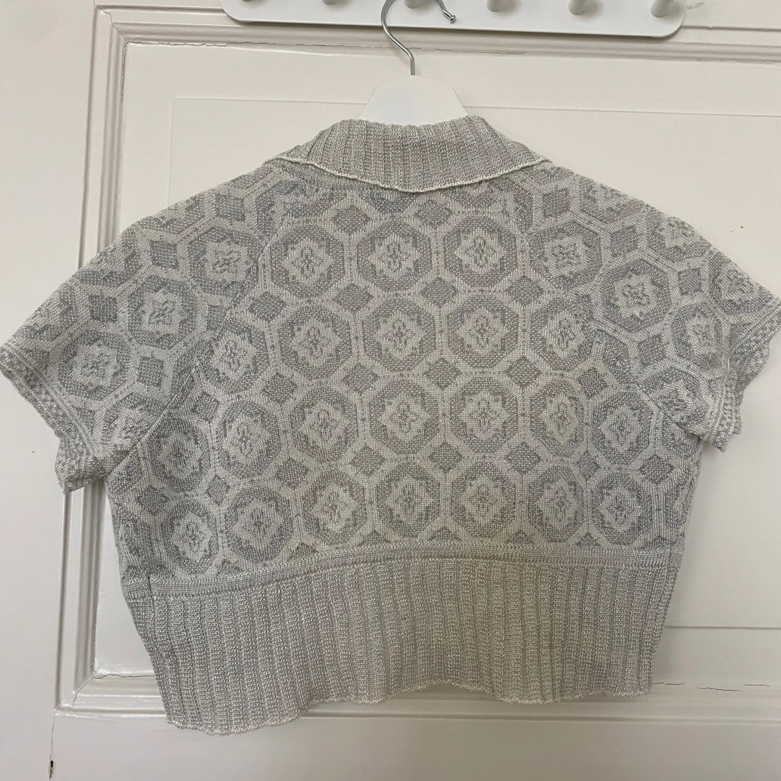 Kortärmad ljusgrå stickad bolerotopp från Arcade  - 1